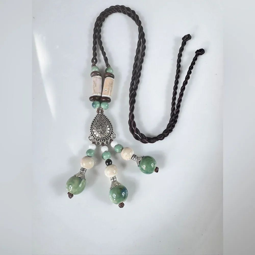 Green and Cream Stones Pendant Necklace